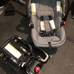 Graco car Seat With Base. Good Condition. My Son Just Outgrew This So Now It’s Up For Sale. 4 Pounds Up To 35 Pounds Weight Limit