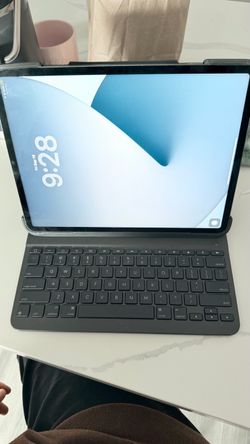 Apple iPad Pro 12.9” 5th Gen M1 + Logitech Slim Folio Pro Keyboard Case
