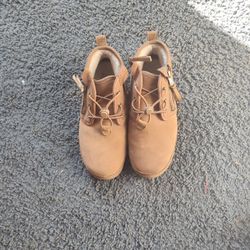 UGGs Low Top Size: 9