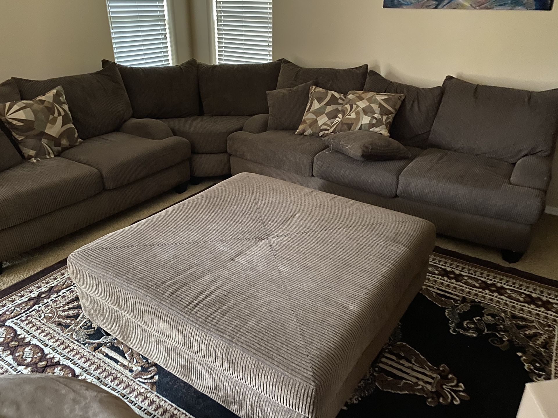 Sectional w/ Large Ottoman