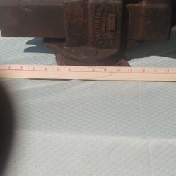 Heavy duty machine shop vise