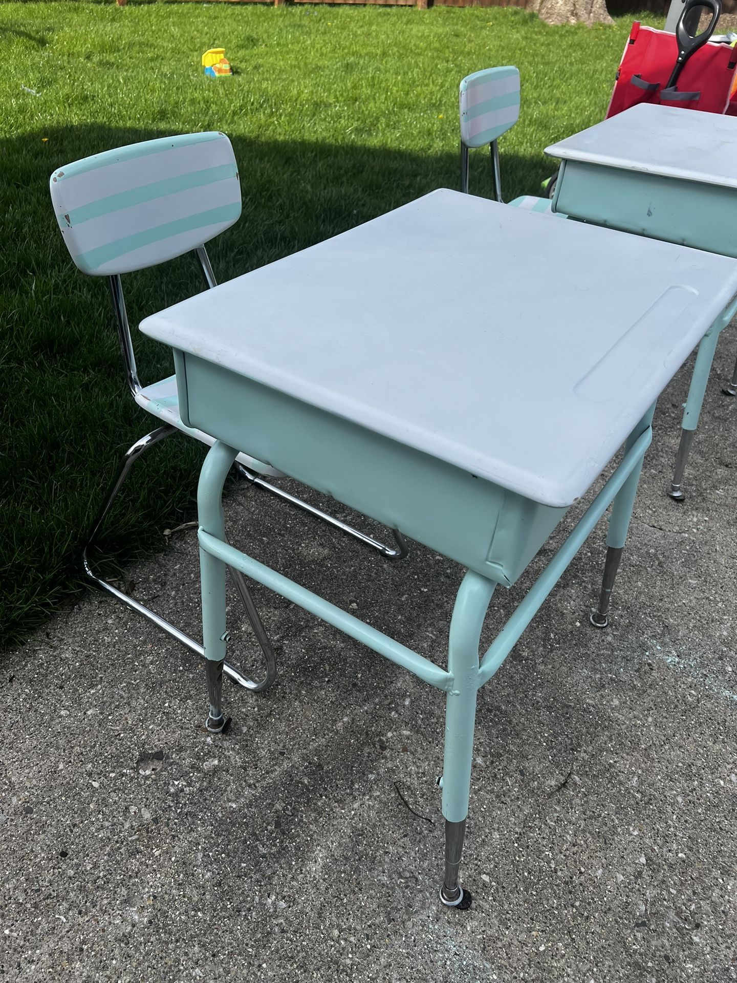 Set Of 2 kids School Desks With Chairs 