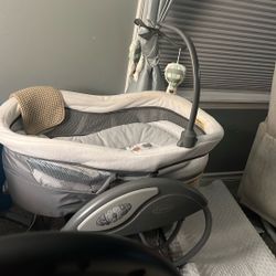 Graco Rocking Basinet 