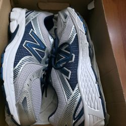 New Balance 450v3 Running Shoes 9 1/2 mens
​Style Code: M450SD3- 4E xtra wide