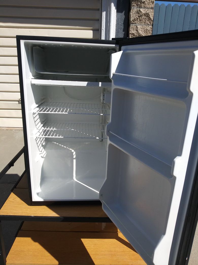 Best Offer!! Miniature Refrigerator (mini fridge)