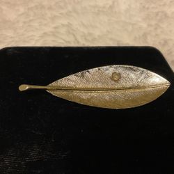 Vintage Gold tone Leaf w/small Pearl(Sarah Cov)