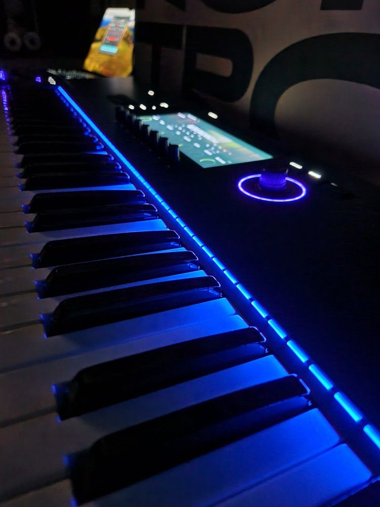 Native Instruments Kontrol S61 MK3 Advanced MIDI Keyboard