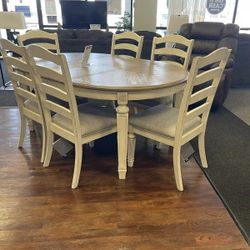 NEW🌲 $10 Down Payment Finance 🚥Realyn Chipped Dining Table and 6 Chairs