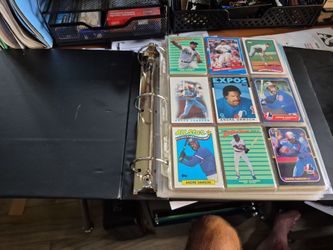 700 cards of Hall of Fame MLB players