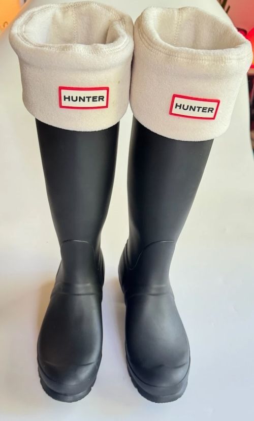 Hunter Tall Rain Boots Black matte Rubber Size. 7 + Cream Fleece Boot Socks