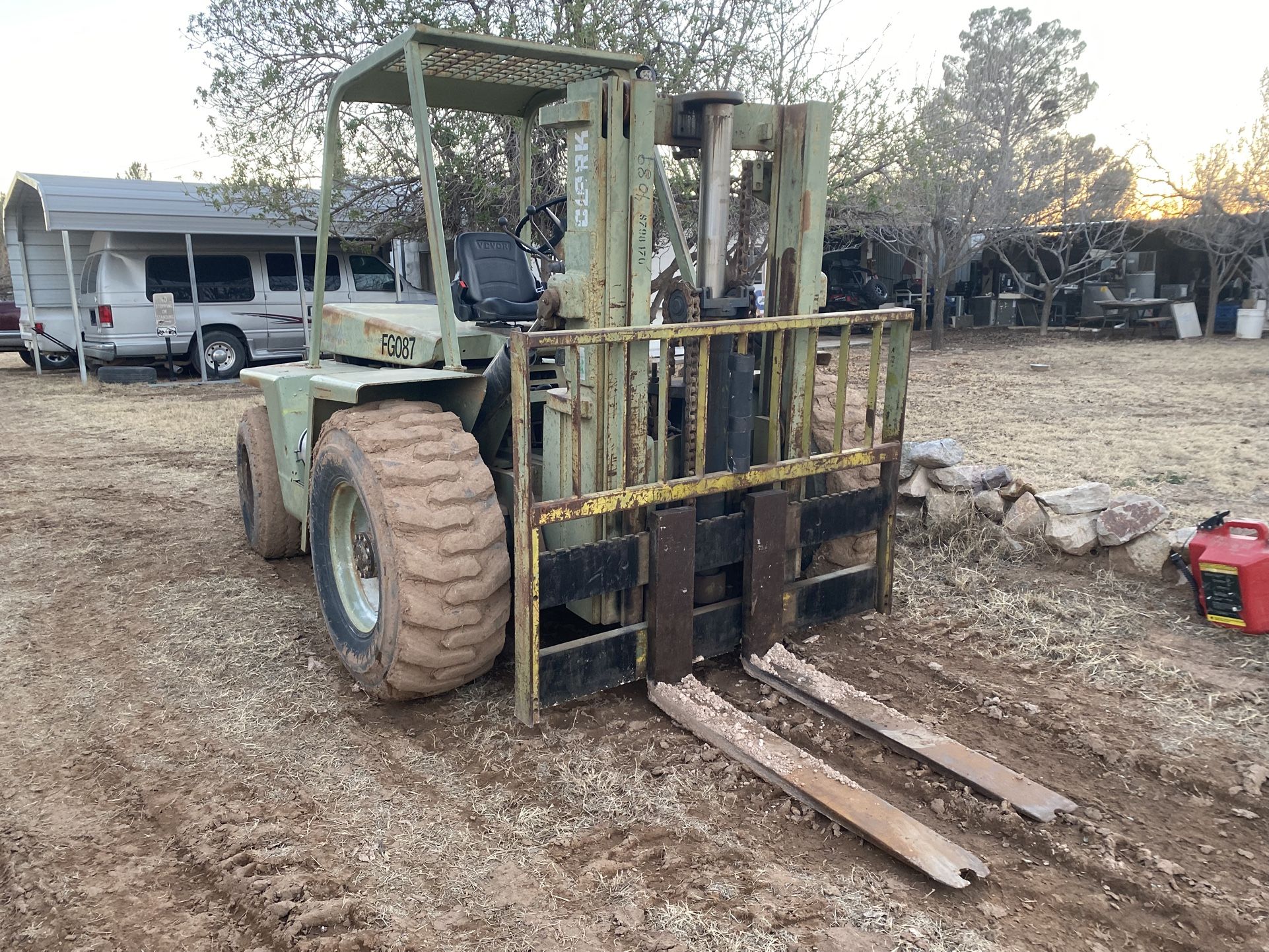 Montacargas Clark todo terreno 6k lbs/Forklift offroad 6k lbs