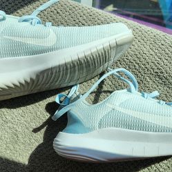 Nike women's 8, light blue