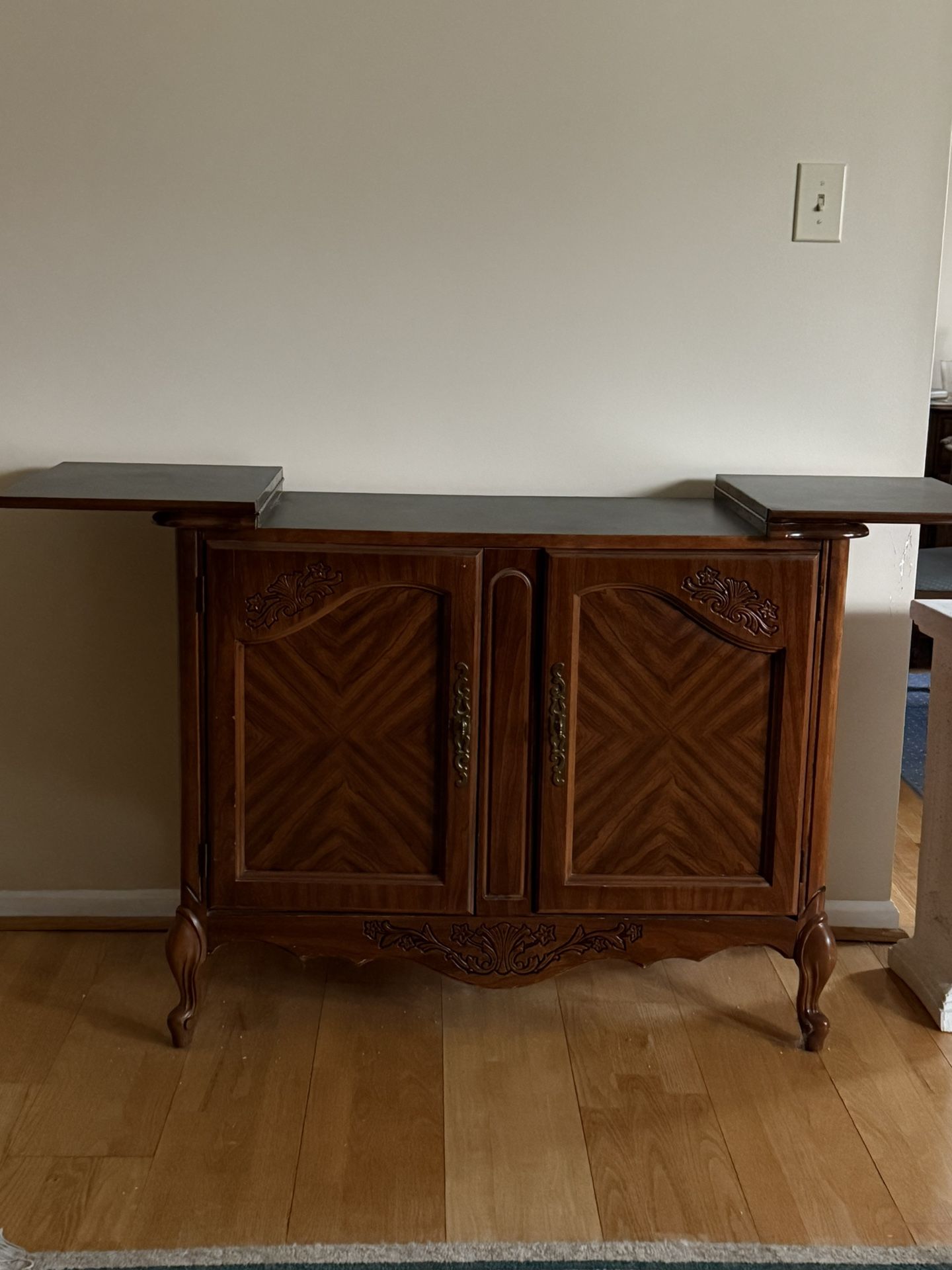 Bar/buffet Cabinet