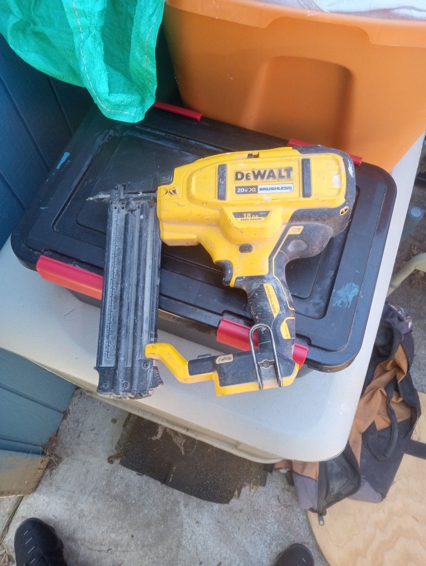 DEWALT 20V BRUSHLESS 18GA BRAD NAILER "TOOL ONLY "