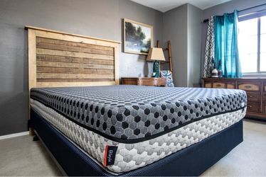 Layla Memory Foam Mattress, Queen, Like New, Perfect Condition