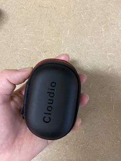 Earphone case with free earphone sleeve