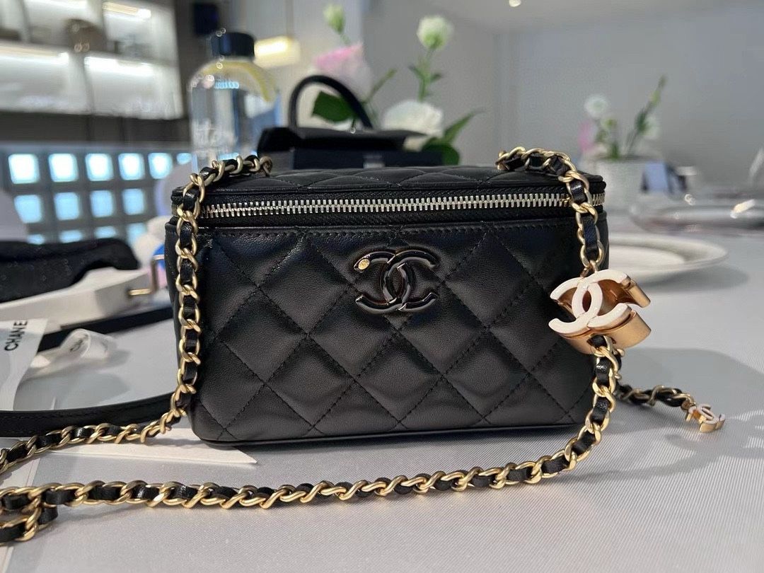 New black shoulder bag