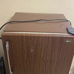 Sanyo Mini Fridge 