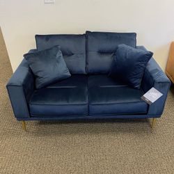Contemporary Macleary Navy Loveseat
💳Financing Options