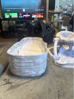 Foldable baby bassinet and sit me up chair