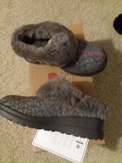 Ugg heart dreams size 4