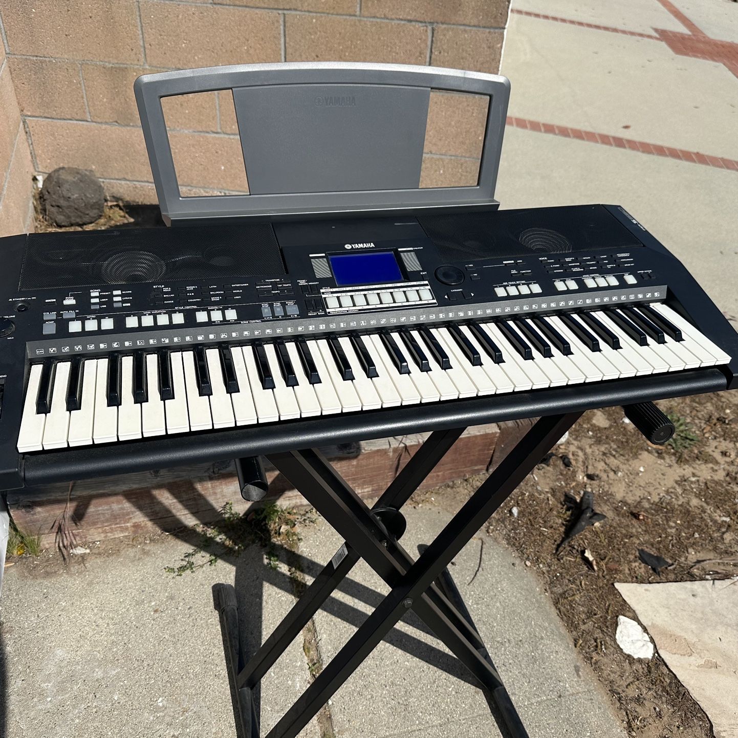 Yamaha PSR-S550 Electronic Keyboard Piano for Sale in Redondo
