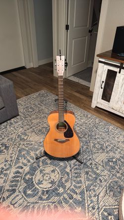 Yamaha acoustic guitar FS800 with stand and capo
