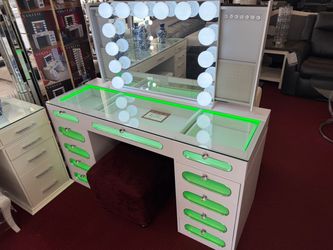 ✨Vanity 2pc with FREE BENCH ✨