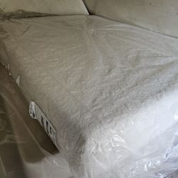 USED QUEEN MEMORY FOAM MATTRESS 