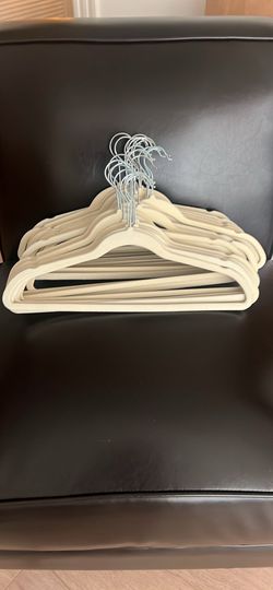 Free!! 25 velvet hangers