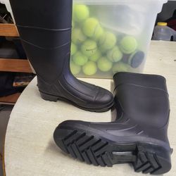 Size 11 Heavy duty Rubber Boots - NEW