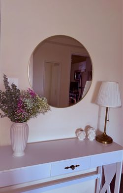 Round Wall Mirror with Gold Frame and console table