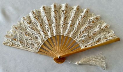 Vintage Victorian-style Battenburg Cotton Lace Folding Handheld Fan