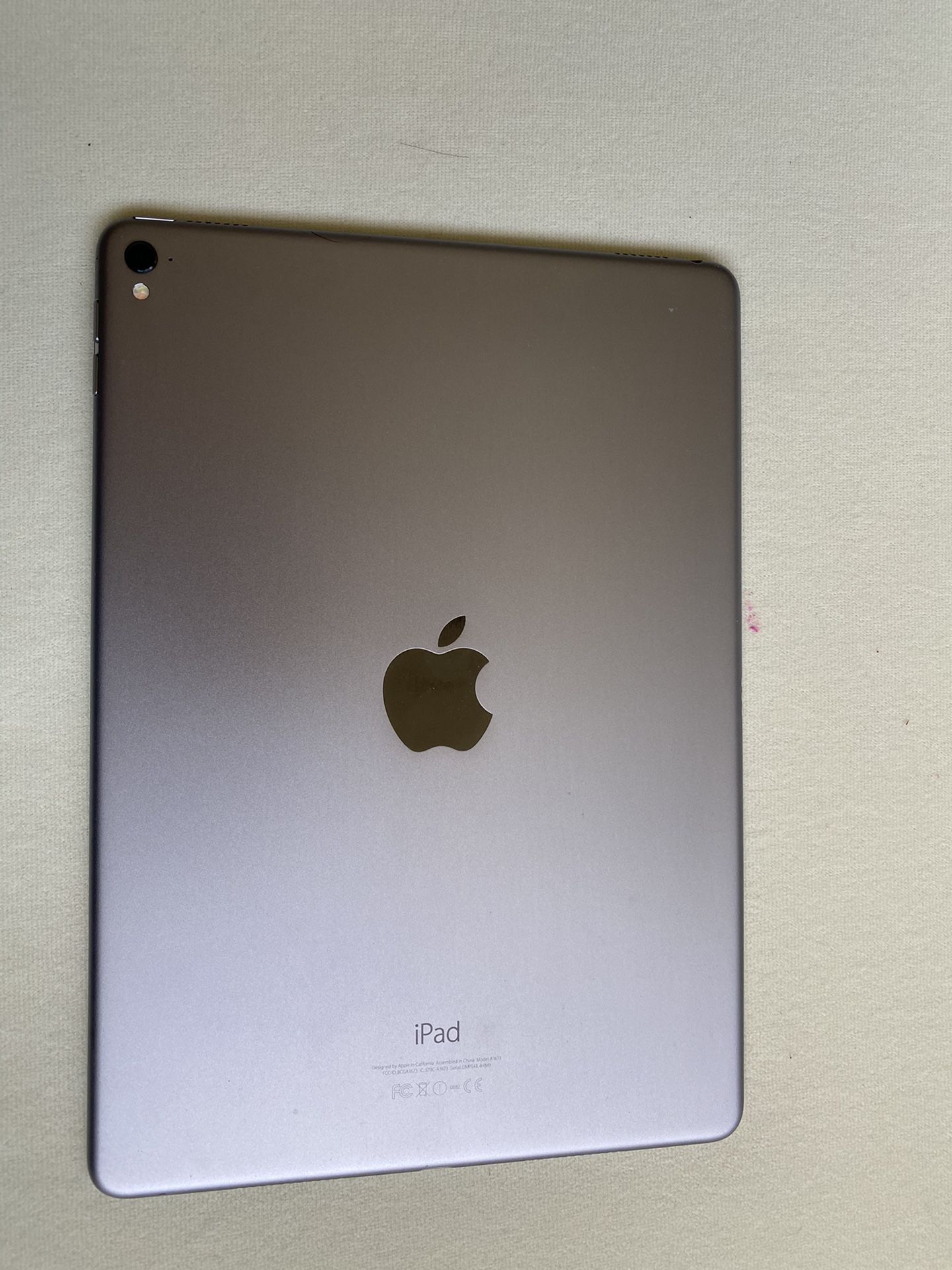 iPad Pro 9.7 32 GB WiFi (original charger with cover)