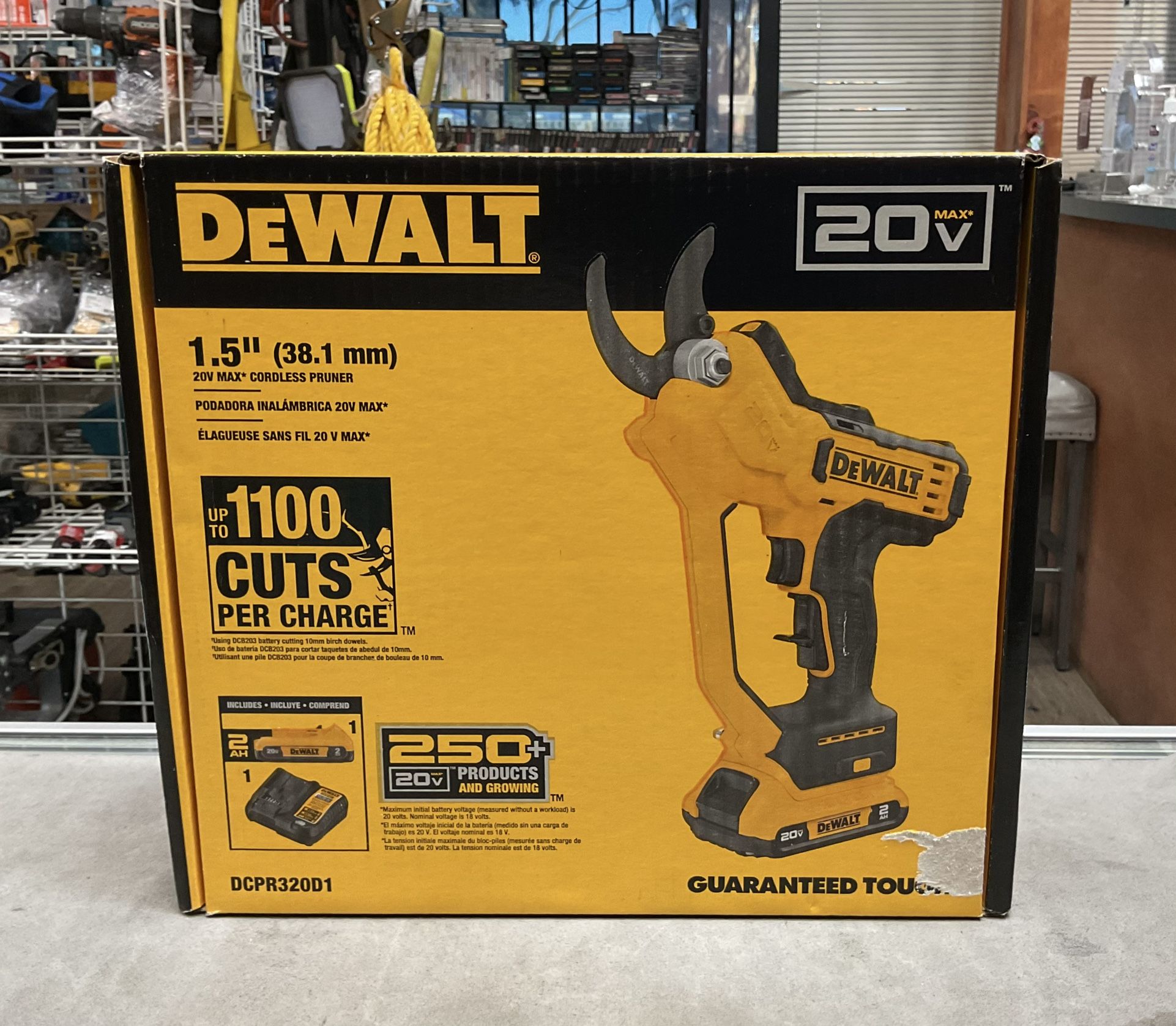 Dewalt 20V Max Cordless Pruner Kit