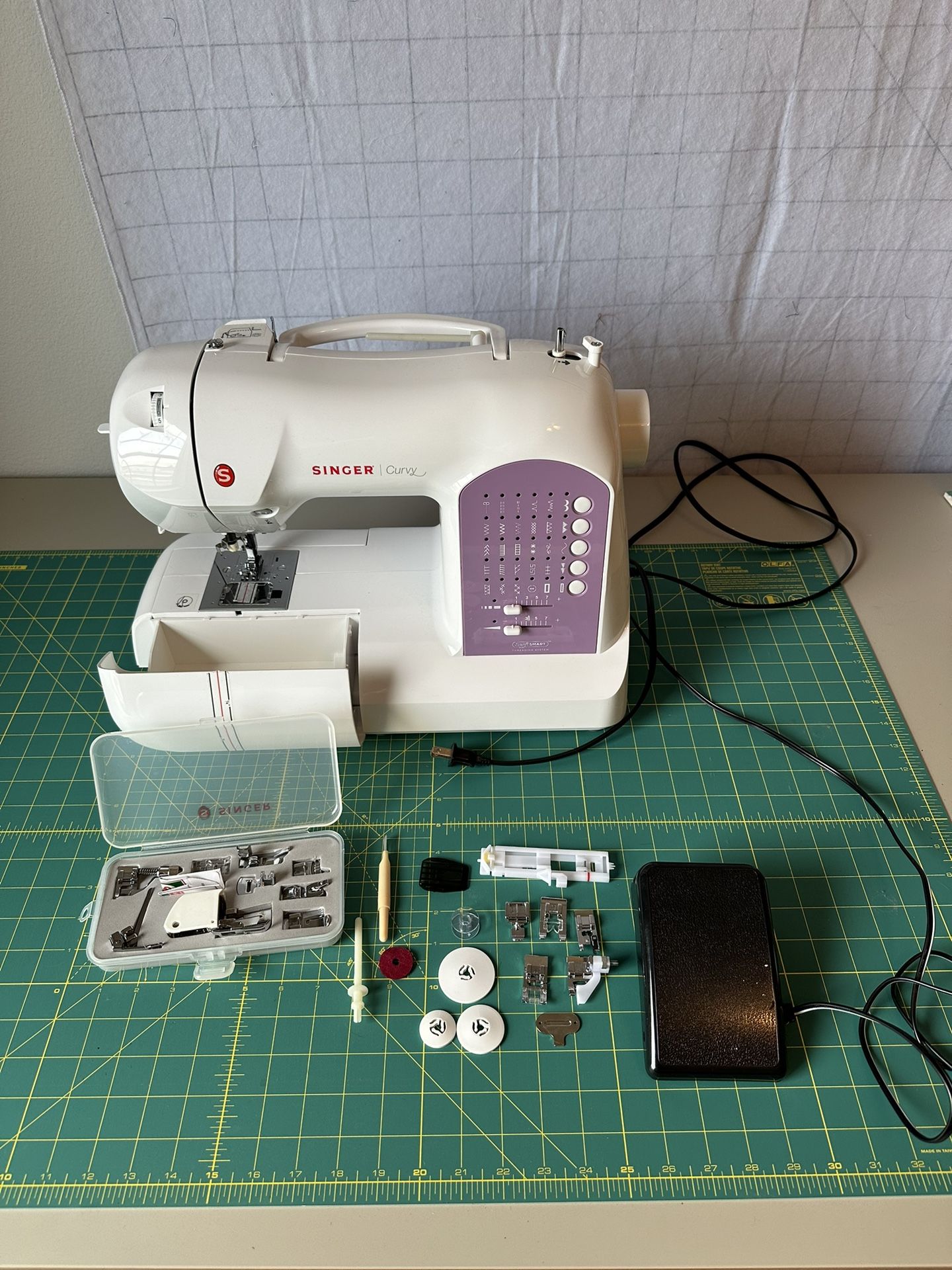 Singer Curvy Sewing Machine W/ Extension Table