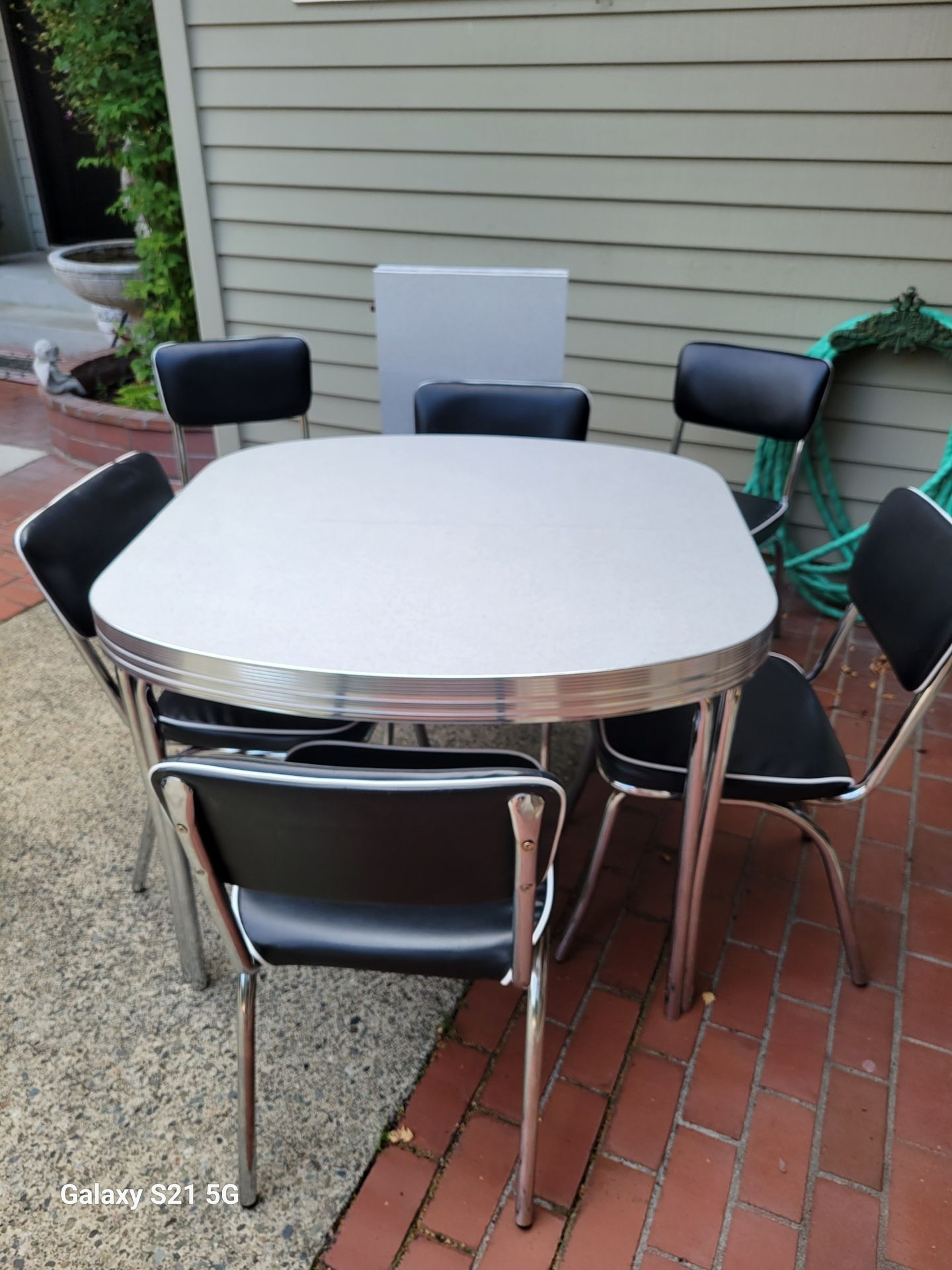 Retro Dining Room Table And Chairs (6)