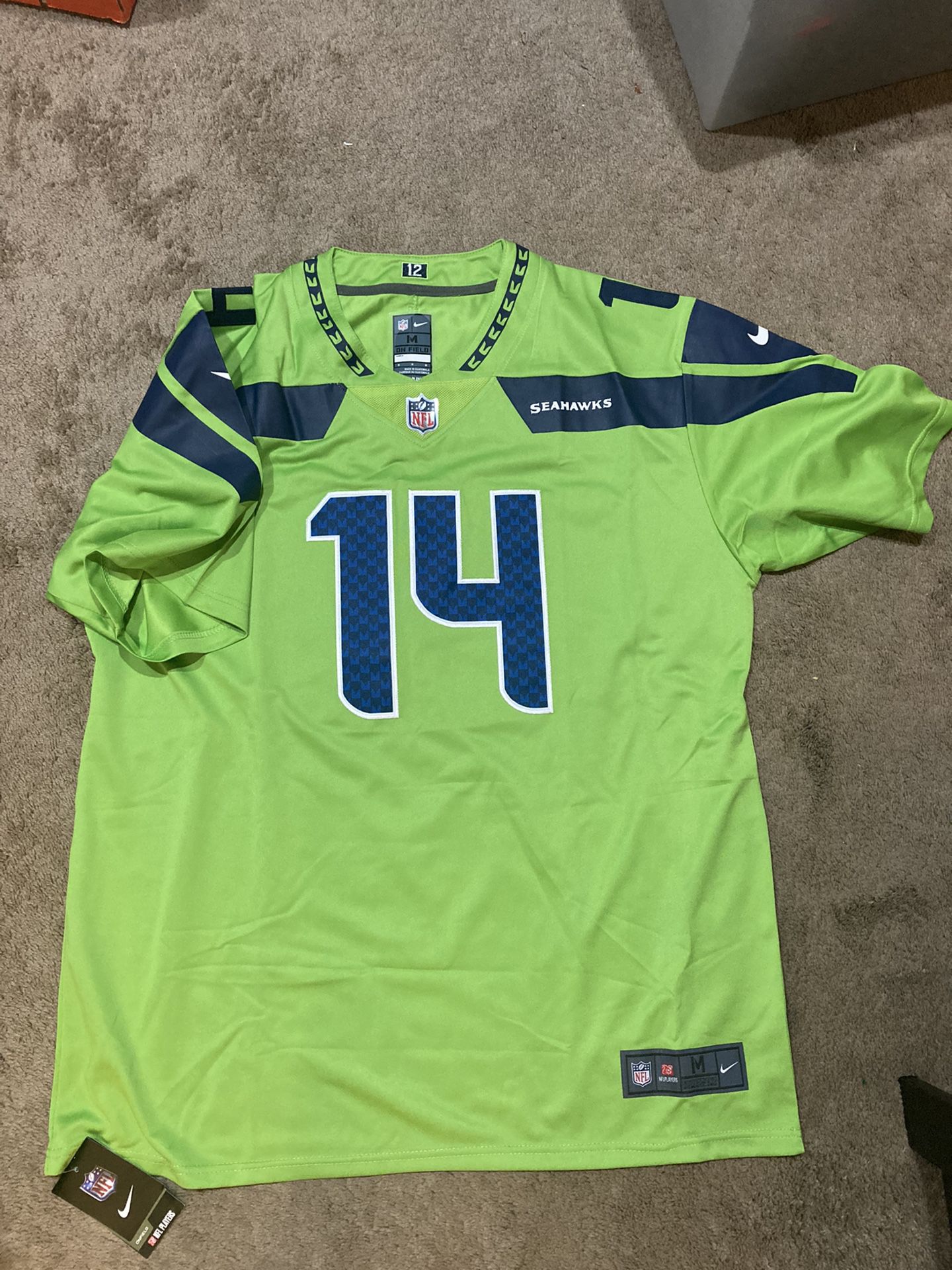 Dk Metcalf Green Seattle Seahawks Jersey- Size Large for Sale in  Schaumburg, IL - OfferUp