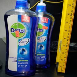 Dettol Active Antibacterial pH-Balanced Body Wash
1 is unopened, 1 is opened. Price is for two.
950g for 1 bottle. 4.56lbs in total weight.