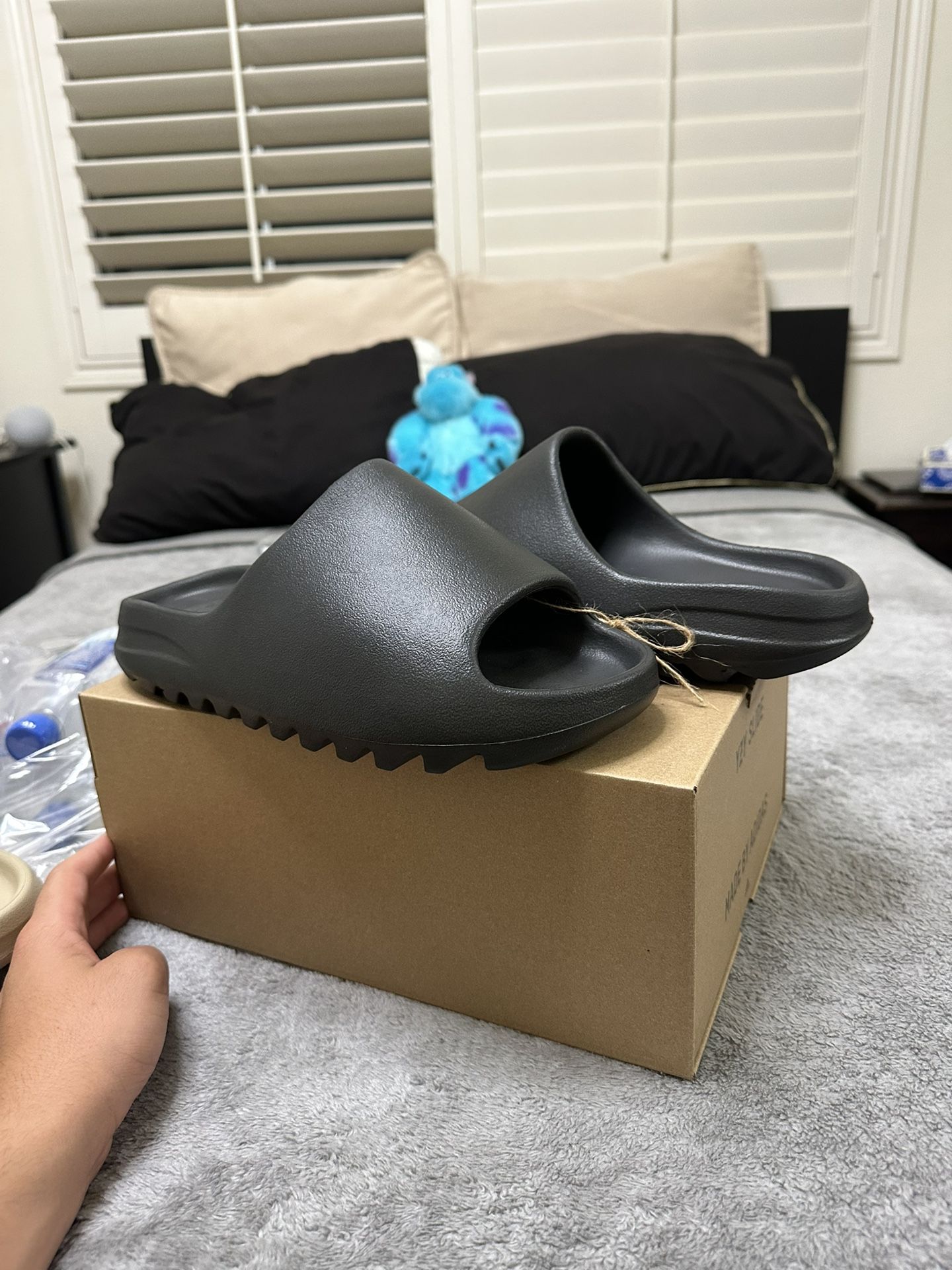 Brand New Yeezy Slides Size 10$ display picture 2