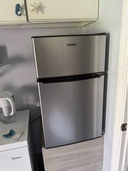Mini Fridge/ Freezer