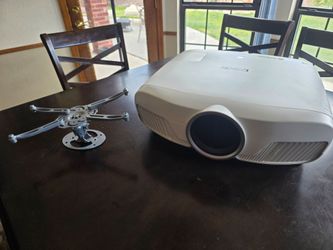 (Read below for low-price reason) - Epson Home Cinema 5040UBe 4K Projector (w/ WirelessHD & Mount)