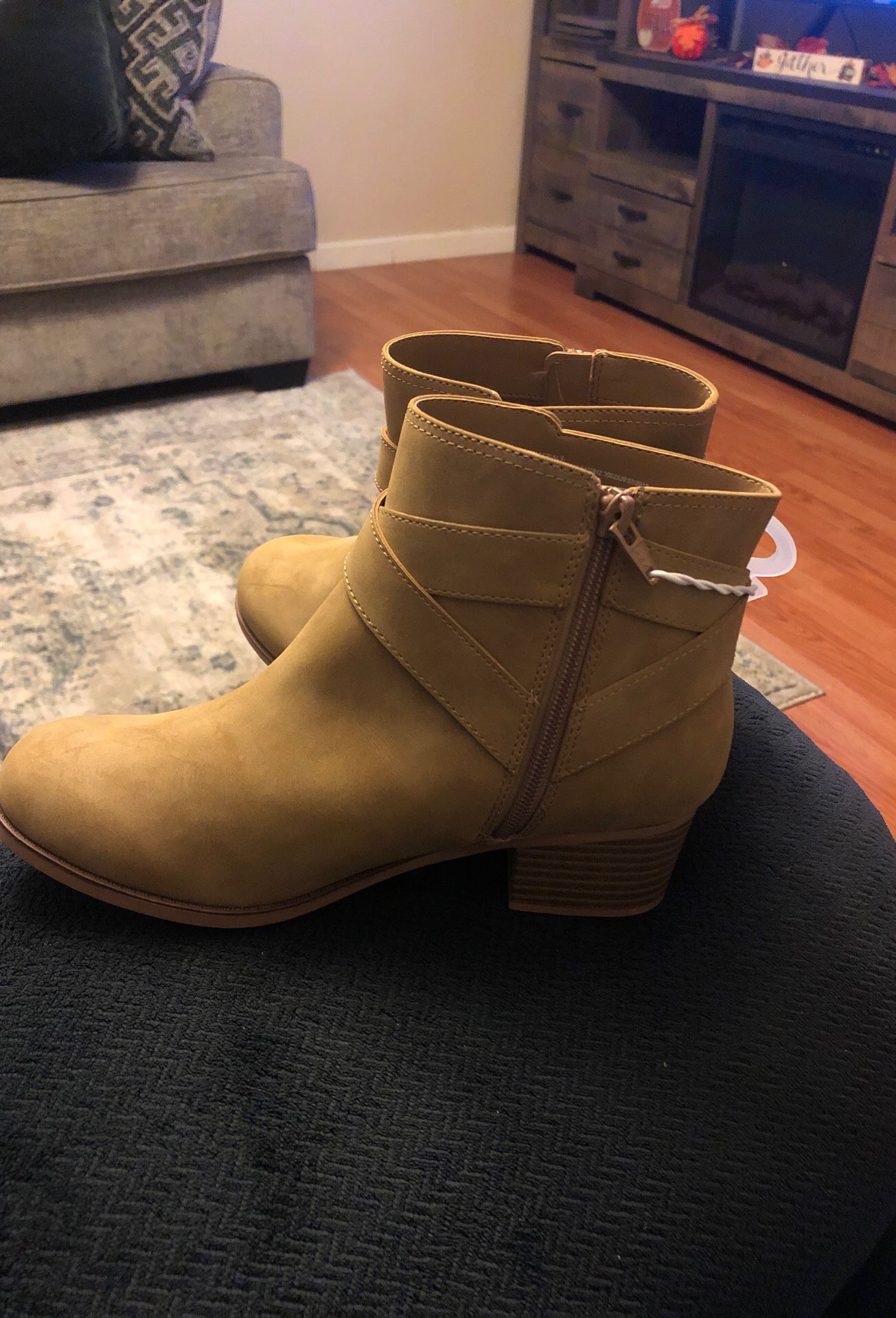 Brand new girls boots size 6