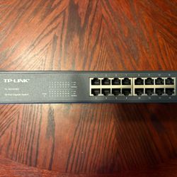 16-Port Gigabit Desktop/Rackmount Switch