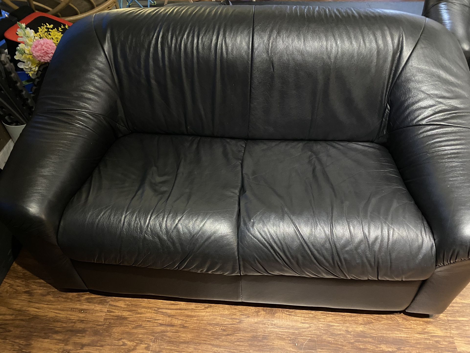 ItalDesign Black Leather Loveseat Sofa