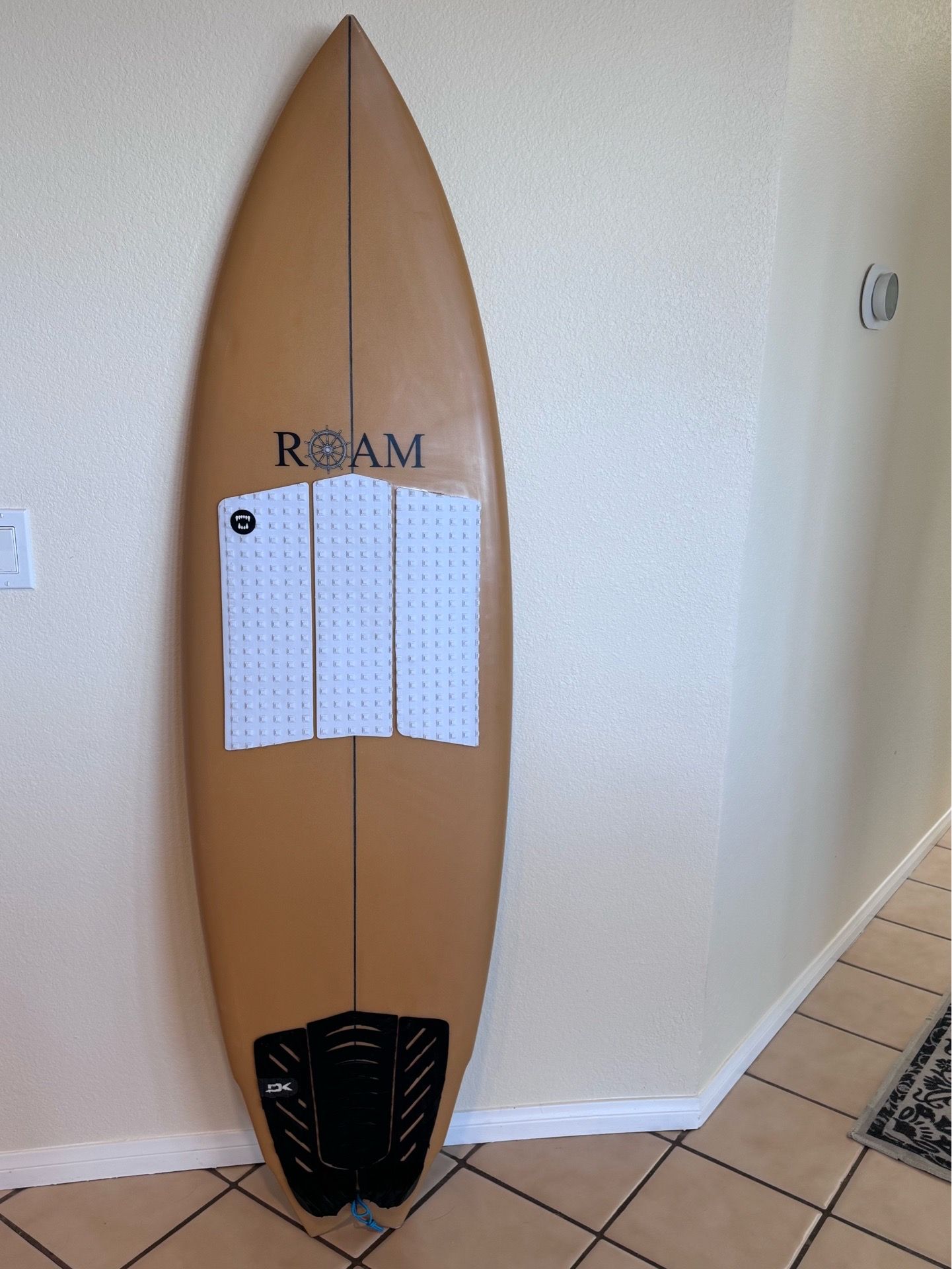 5’10” Roam surfboard model 777