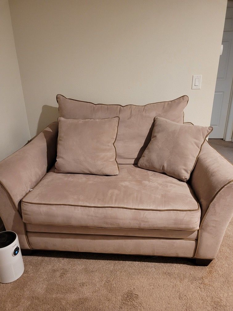 Full Size Loveseat With Ottoman