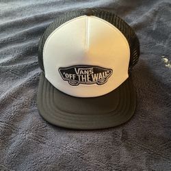 ONLY WORN ONCE VANS SNAP BACK WHITE/BLACK HAT