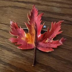 Vintage maple leaf enamel metal brooch 