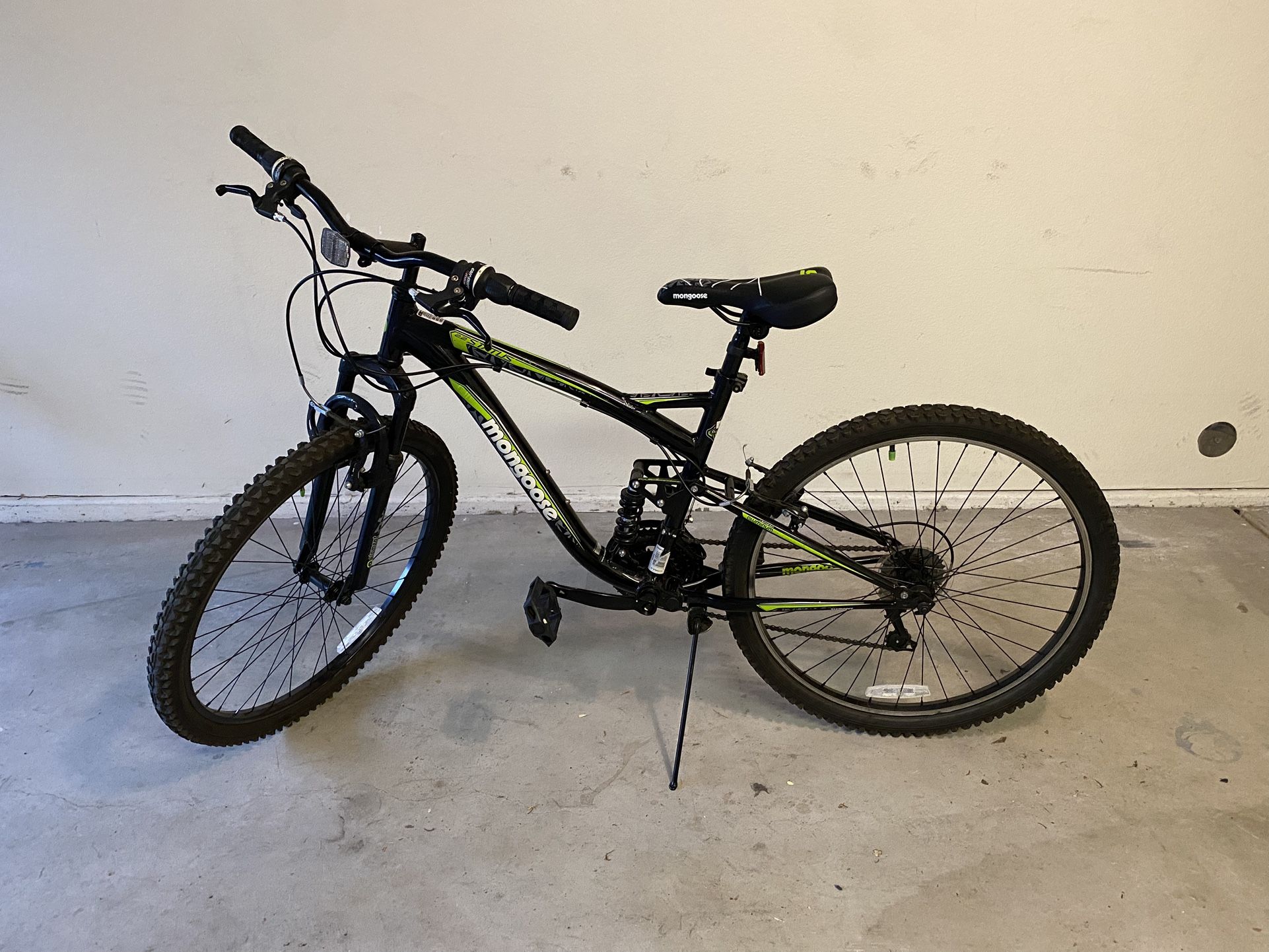 26 inch Mens Mongoose Status 2.2 Bike, Black